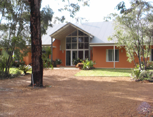 Loaring Place
                B&B frong of house